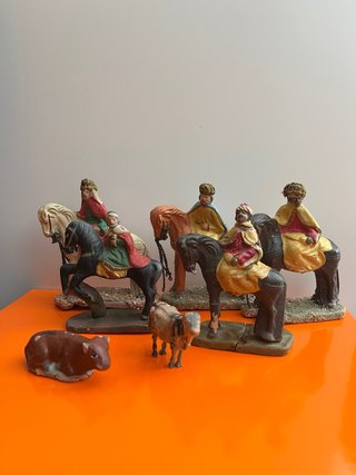 Figuras Reyes Magos y animales terracota antiguos.