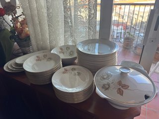 Vajilla Antigua de Porcelana con Borde Dorado