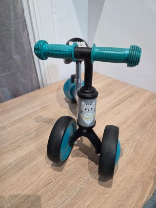 Triciclo mini correoasill9s sin pedales