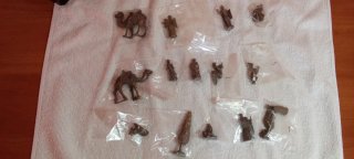 45 figuras de belén metálicas a escala