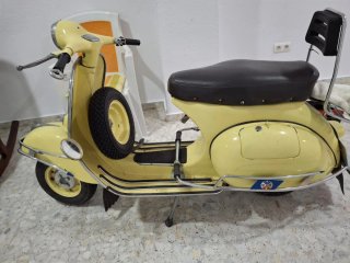 Vespa Scooter Amarilla