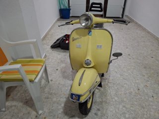 Vespa Scooter Amarilla