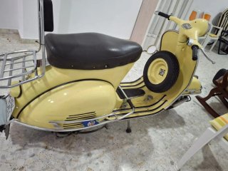 Vespa Scooter Amarilla