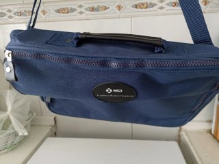 Bolso MSD azul con asa y correa