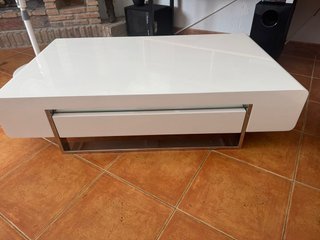 Mesa de centro blanca lacada con patas plateadas
