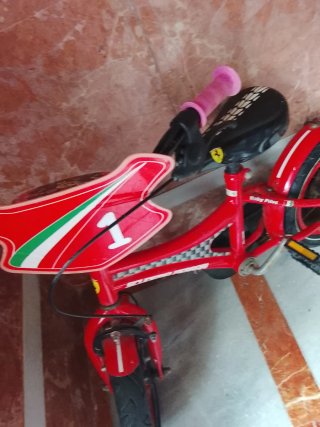 Bicicleta infantil roja