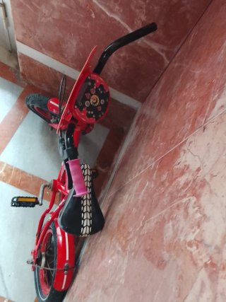 Bicicleta infantil roja