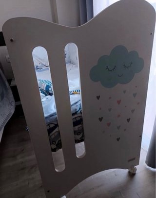 Cuna infantil con diseño de nube
