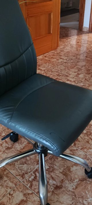 Sillón de oficina gris y plateado