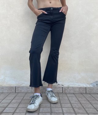 Jeans neri flare con orlo sfilacciato