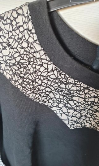 Sudadera Negra con Estampado