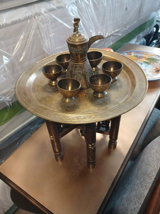 Juego de té artesanal con mesa auxiliar