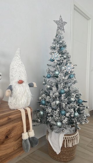 Árbol de Navidad Nevado con Decoración