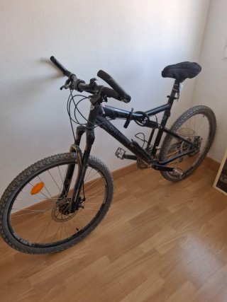 Bicicleta de montaña negra