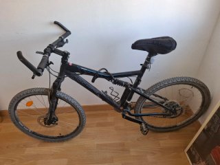 Bicicleta de montaña negra