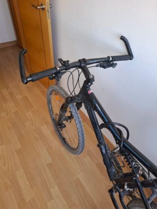 Bicicleta de montaña negra