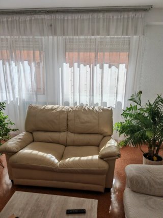 Sofá de 2 plazas en piel beige
