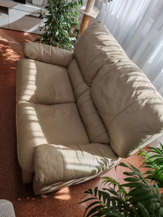 Sofá de 2 plazas en piel beige