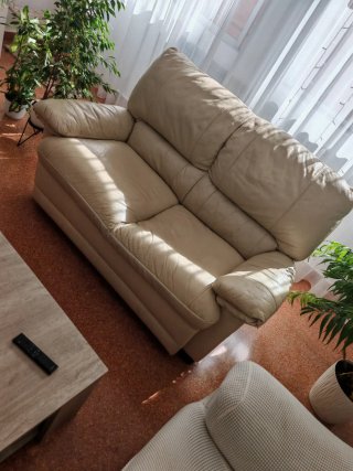 Sofá de 2 plazas en piel beige