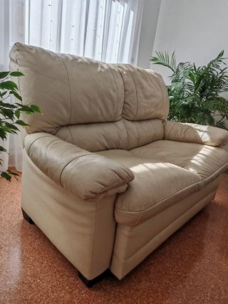 Sofá de 2 plazas en piel beige