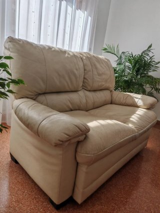 Sofá de 2 plazas en piel beige