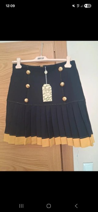 Falda plisada Camaleonica negra y amarilla