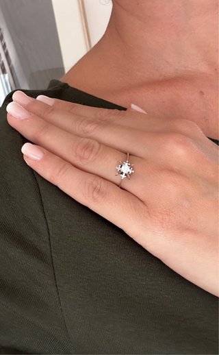 Anillo Solitario de Oro Blanco y Brillantes