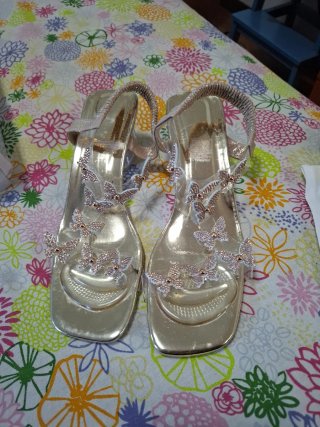 Zapatos de fiesta dorados con mariposas Numero 39