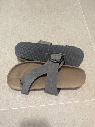Sandalias de Ante Gris con Hebilla