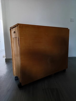 Mesa plegable de madera con ruedas