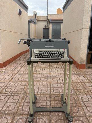 Máquina de escribir Olivetti Línea 98