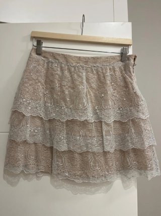 Falda corta de encaje
