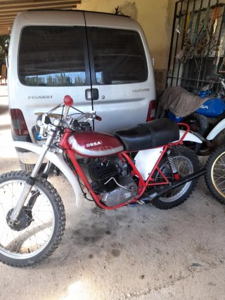 Moto Ossa Enduro Roja y Blanca