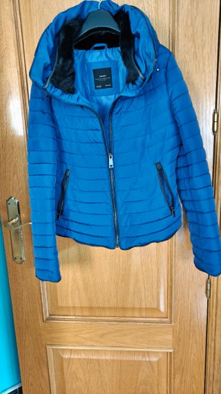 Chaqueta Zara azul con cuello de pelo