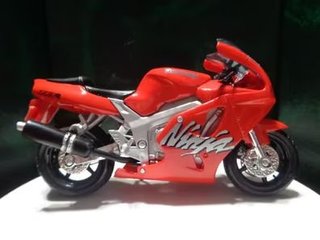 Kawasaki Ninja ZX-7R Escala 1/18