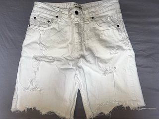 Pantalones cortos rotos negros y blancos