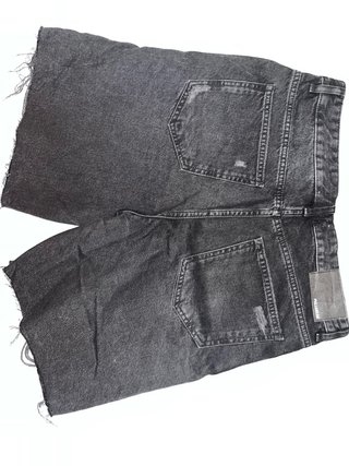 Pantalones cortos rotos negros y blancos
