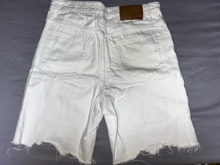 Pantalones cortos rotos negros y blancos