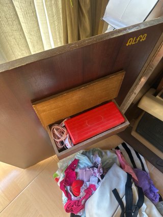 Maquina de coser Alfa electrica en su mueble