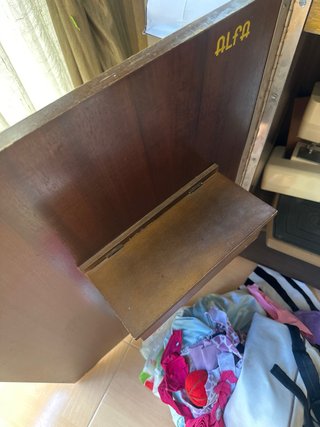 Maquina de coser Alfa electrica en su mueble