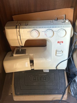 Maquina de coser Alfa electrica en su mueble