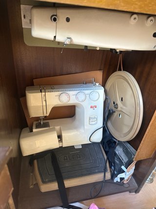 Maquina de coser Alfa electrica en su mueble