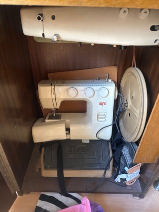 Maquina de coser Alfa electrica en su mueble