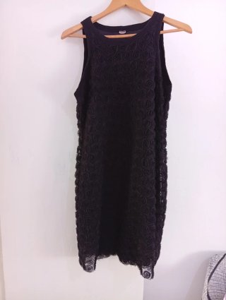 Vestido negro con flores en relieve
