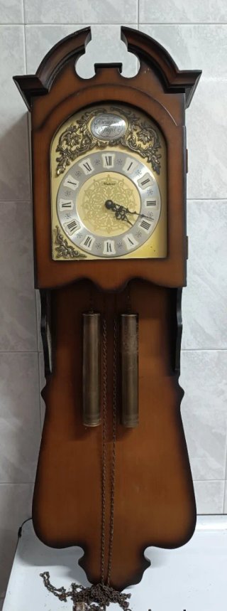 Reloj de pared antiguo de madera