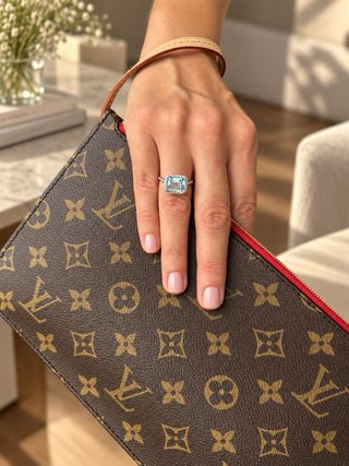Anillo de Oro Blanco con Topacio y Brillantes