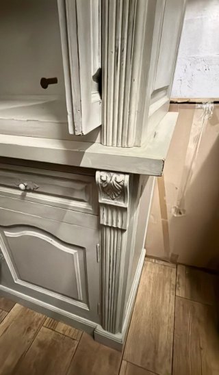 Mueble de salón con puertas y estantes