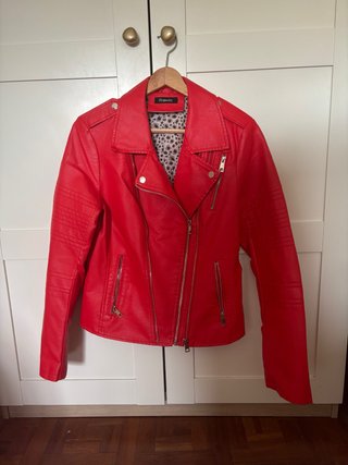 Chaqueta Biker roja.