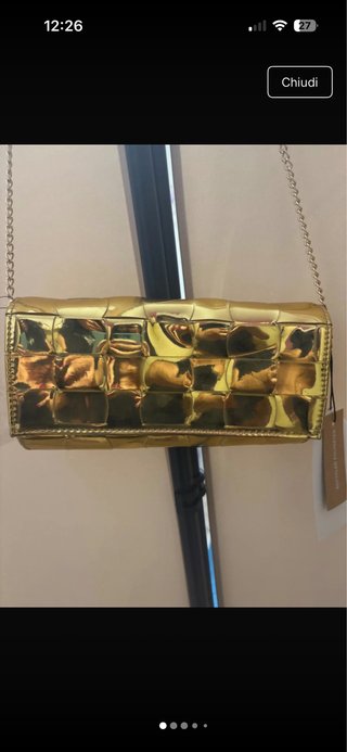 Pochette dorata per eventi