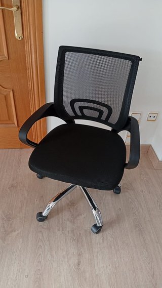 Silla de oficina ergonómica de malla negra